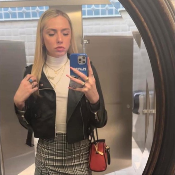 Meet your Posher, Nomi - Picture 2 of 2